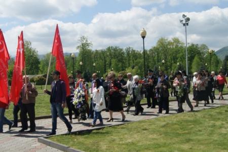 Не позволим переписать страницы великой истории! Коммунисты Северной Осетии приняли участие в торжественном возложении на Мемориале Славы во Владикавказе