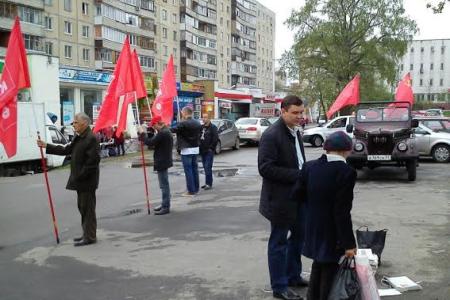 Комсомольцы Орла поздравили горожан с наступающим праздником 70-летия Великой Победы
