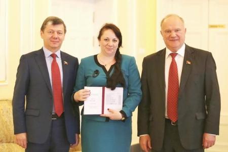 Г.А. Зюганов вручил дипломы выпускникам Центра политической учебы ЦК КПРФ группе организаторов избирательных компаний