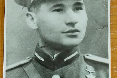 Алтайские коммунисты помогли установить новый памятник на могиле Героя Советского Союза Павла Нестеренко