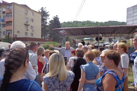 Сочи: Бетоновозы, встреча депутата Обухова с избирателями и битвы вокруг скандальной точечной застройки