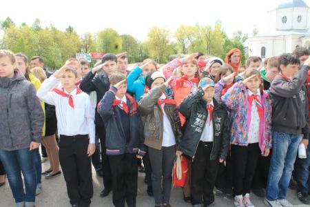 Пионер – всем ребятам пример! В день пионерии в Островском районе Псковской области повязали пионерские галстуки 26 мальчишкам и девчонкам