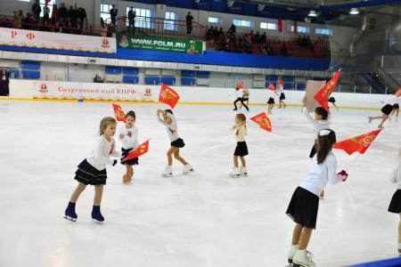 Ветераны войны вышли на лед на празднике спортклуба КПРФ в Москве
