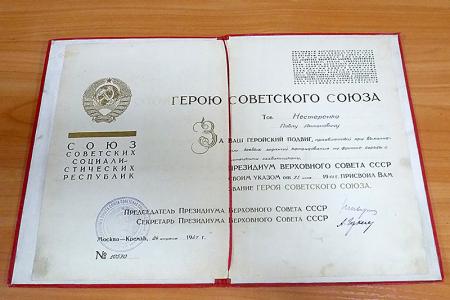 Алтайские коммунисты помогли установить новый памятник на могиле Героя Советского Союза Павла Нестеренко