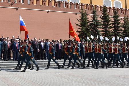 Президент Белоруссии А.Г. Лукашенко возложил венок к могиле Неизвестного солдата у Кремлевской стены. В торжественной церемонии принял участие лидер КПРФ Г.А. Зюганов