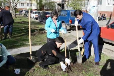 «Сирень Победы». Олег Лебедев организовал в Туле в рамках акции КПРФ посадку саженцев сирени