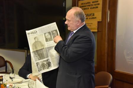Г.А. Зюганов наградил памятными медалями ЦК КПРФ «70 лет Победы» участников Общероссийского Штаба протестных действий