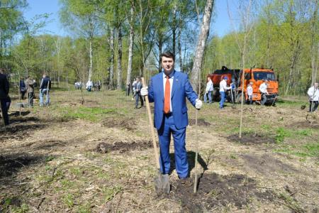 Олег Лебедев вместе с ветеранами Великой Отечественной войны посадили аллею в Центральном парке города-героя Тулы