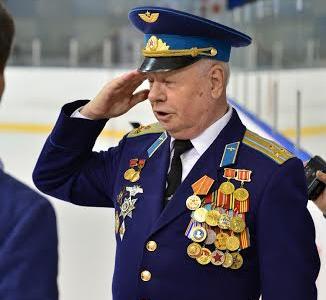 Ветераны войны вышли на лед на празднике спортклуба КПРФ в Москве