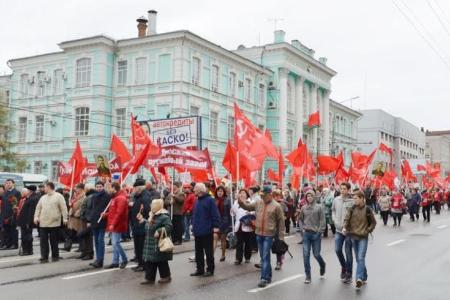 Тульский обком вывел рабочих оборонных заводов на многотысячную праздничную первомайскую демонстрацию