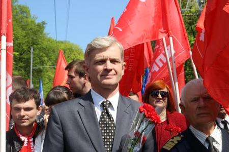 Калининградские коммунисты приняли участие в торжественном шествии и возложении цветов у памятника 1200 гвардейцам