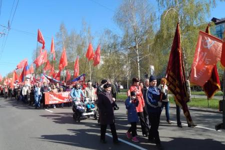 Кавалерист и ретро-автомобиль: барнаульские коммунисты отметили Первомай
