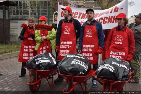 На Первомай из Москвы «вымели» правительство Медведева. Видео KPRF.TV