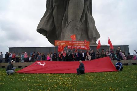 Сталинградские коммунисты на Мамаевом кургане провели акцию «Не дадим украсть нашу Победу»