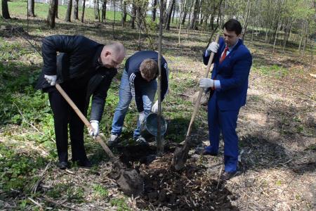 Олег Лебедев вместе с ветеранами Великой Отечественной войны посадили аллею в Центральном парке города-героя Тулы