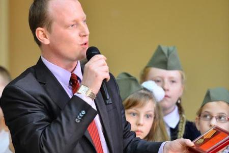 Секретарь Ивановского обкома КПРФ Александр Бойков вручил копию Знамени Победы школе №56
