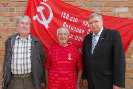 Алтайский край. Рубцовские коммунисты поздравили ветеранов-тракторостроителей