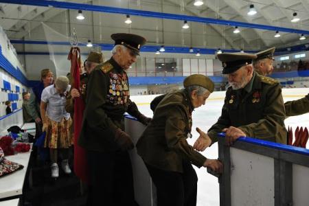 Ветераны войны вышли на лед на празднике спортклуба КПРФ в Москве