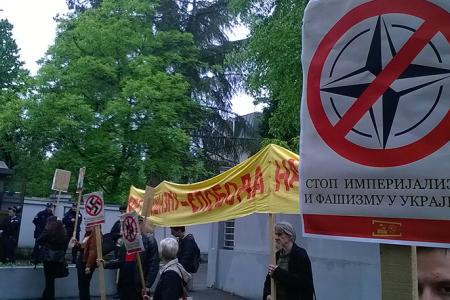 Коммунисты и комсомольцы Югославии провели пикеты в поддержку украинских коммунистов возле посольства в Белграде