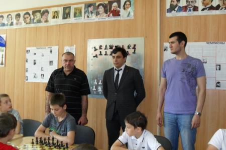 Депутат-коммунист А.Ж. Бифов организовал в Нальчике шахматный турнир для воспитанников детских домов