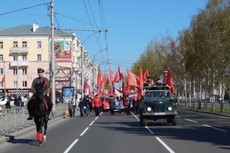 Кавалерист и ретро-автомобиль: барнаульские коммунисты отметили Первомай