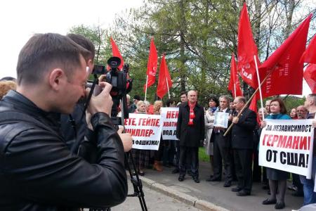 КПРФ подарила 14 посольствам символы Победы – бюст Сталина и копию Знамени Победы