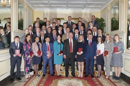 Г.А. Зюганов вручил дипломы выпускникам Центра политической учебы ЦК КПРФ группе организаторов избирательных компаний