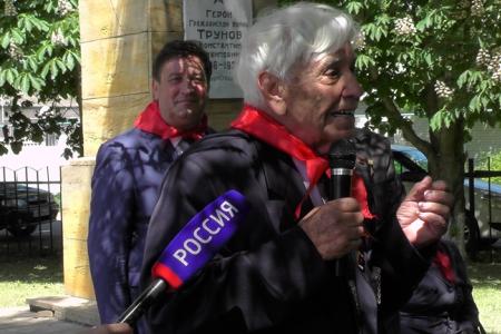 Лидер ставропольских коммунистов депутат Госдумы Виктор Гончаров принял пионерскую присягу сельских ребятишек