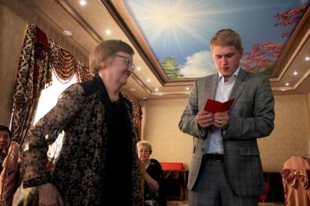 Лидер свердловского комсомола Д.А. Курочкин поздравил ветеранов Великой Отечественной войны, тружеников тыла и "детей войны"