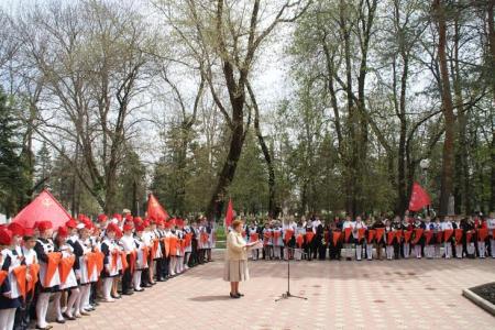 Массовый прием в пионеры и комсомол в станице Зеленчукской Карачаево-Черкесской Республики