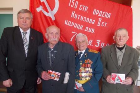 Алтайский край. Рубцовские коммунисты поздравили ветеранов-тракторостроителей