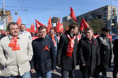 Новосибирск. КПРФ отметила День солидарности трудящихся праздничной демонстрацией по Красному проспекту и митингом