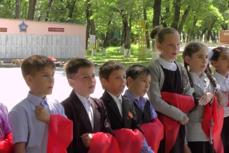 Лидер ставропольских коммунистов депутат Госдумы Виктор Гончаров принял пионерскую присягу сельских ребятишек