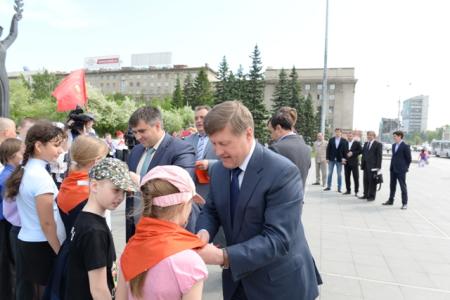 Новосибирск. Анатолий Локоть повязал галстуки юным пионерам