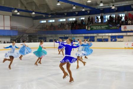 Ветераны войны вышли на лед на празднике спортклуба КПРФ в Москве
