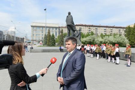 Новосибирск. Анатолий Локоть повязал галстуки юным пионерам