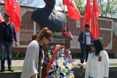 Не позволим переписать страницы великой истории! Коммунисты Северной Осетии приняли участие в торжественном возложении на Мемориале Славы во Владикавказе