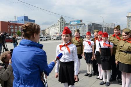 Новосибирск. Анатолий Локоть повязал галстуки юным пионерам