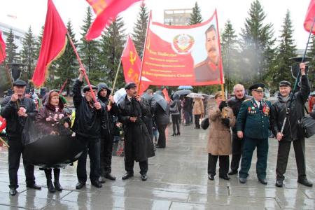 Челябинские коммунисты верны Красному Знамени Победы