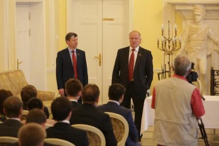 Г.А. Зюганов вручил дипломы выпускникам Центра политической учебы ЦК КПРФ группе организаторов избирательных компаний