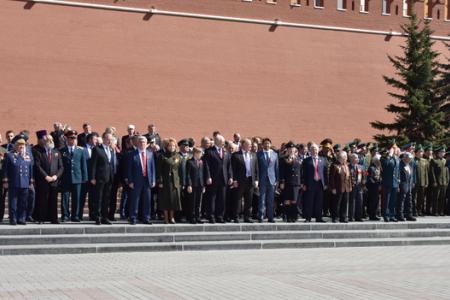 Президент Белоруссии А.Г. Лукашенко возложил венок к могиле Неизвестного солдата у Кремлевской стены. В торжественной церемонии принял участие лидер КПРФ Г.А. Зюганов