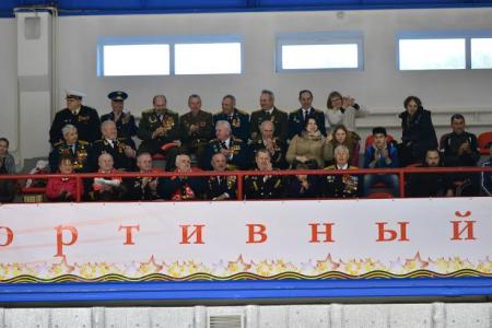 Ветераны войны вышли на лед на празднике спортклуба КПРФ в Москве