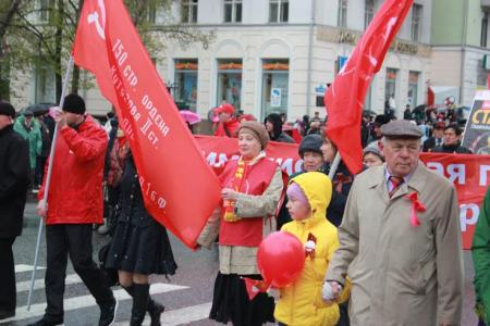 Тюменские коммунисты приняли участие в параде Победы