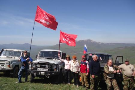 Республика Крым. В Алуште на вершине горы Демерджи водрузили Красный флаг