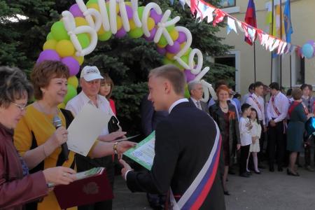 В Ставрополе депутат – коммунист Виктор Гончаров поздравил выпускников 