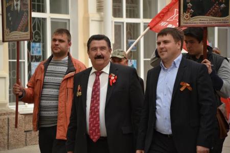 Астраханские коммунисты в День Победы возложили венки и цветы к мемориалу у Вечного огня 