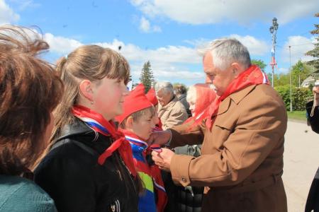 Пионер – всем ребятам пример! В день пионерии в Островском районе Псковской области повязали пионерские галстуки 26 мальчишкам и девчонкам