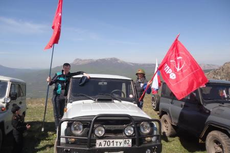 Республика Крым. В Алуште на вершине горы Демерджи водрузили Красный флаг