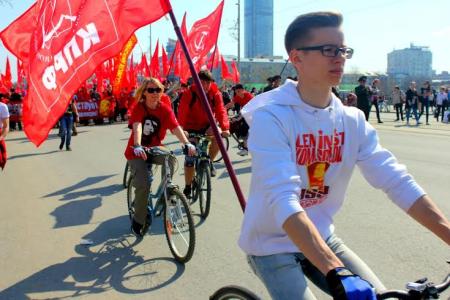 Свердловские коммунисты провели демонстрацию в поддержку законов КПРФ «О детях войны» и «О Знамени Победы»