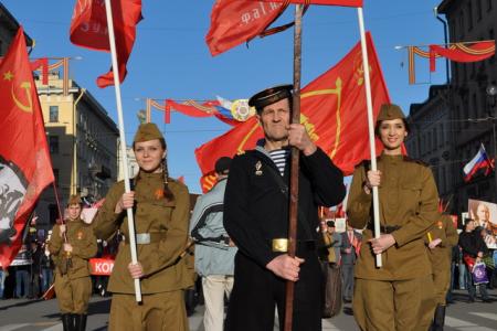 Санкт-Петербург: Шествие колонны коммунистов, ветеранов и комсомольцев по Невскому проспекту